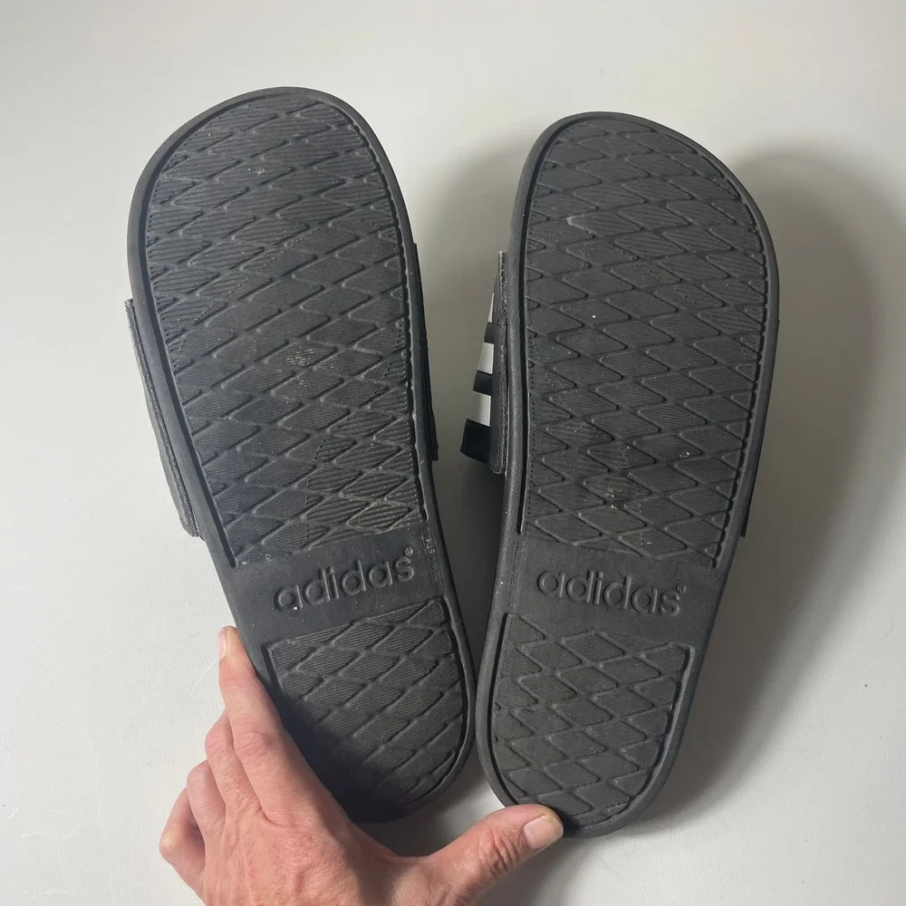 Adidas Mens Adilette Comfort Slide Sandals Size 10 Black GZ5891 Sporty Gym
